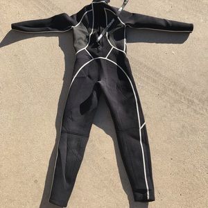 Kids wetsuit size 8